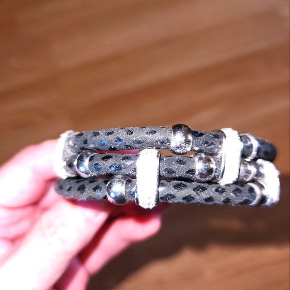 Black and silver bracelet with magnetic closure - Picture 1 of 4